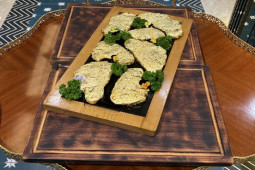 Thị trường - Tiêu dùng - Khách Việt chịu chi mua hộp quà Tết từ thịt dát vàng, giá hàng chục triệu đồng