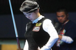 Thể thao - Kiều nữ thể thao đẹp quá cũng khổ, gặp cảnh éo le vì "vòng 1"