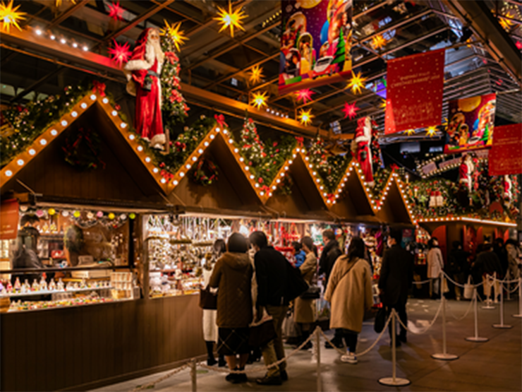 Chợ Giáng sinh Roppongi Hills: Đây là năm thứ 16 phiên chợ Giáng sinh nổi tiếng ở Roppongi Hills được tổ chức, được mô phỏng theo khu chợ ở thành phố Stuttgart của Đức. Du khách sẽ được chiêm ngưỡng những đồ trang trí cổ điển, nhiều bài hát mừng quen thuộc và những quầy hàng bán quà tặng như quả cầu tuyết.