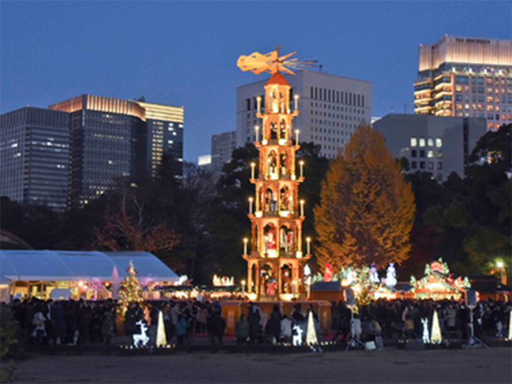 Chợ Giáng sinh Tokyo: Chợ Giáng sinh Tokyo có vô số các món ăn, đồ uống và đồ trang trí theo phong cách châu Âu. Thậm chí còn có một kim tự tháp Giáng sinh cao 14m được mang đến từ một ngôi làng ở châu Âu. Được tổ chức từ năm 2015, chợ Giáng sinh Tokyo đã trở thành một điểm nhấn trong mùa lễ hội của thành phố.