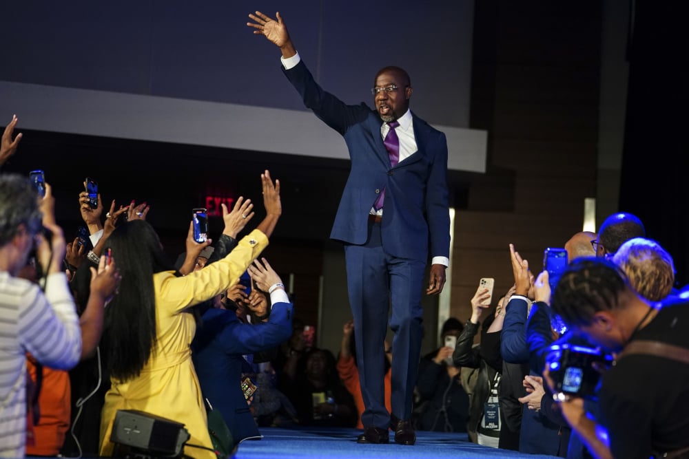 Ông Raphael Warnock ăn mừng thắng cử ở bang Georgia (ảnh: AP)
