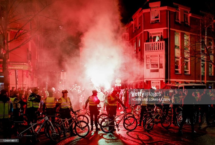 Một số CĐV Morocco đốt pháo sáng buộc các nhân viên an ninh phải có mặt để tránh xảy ra trường hợp xấu