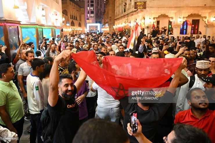 Fan Morocco đốt pháo sáng, mừng đội nhà hạ Tây Ban Nha chấn động World Cup - 6
