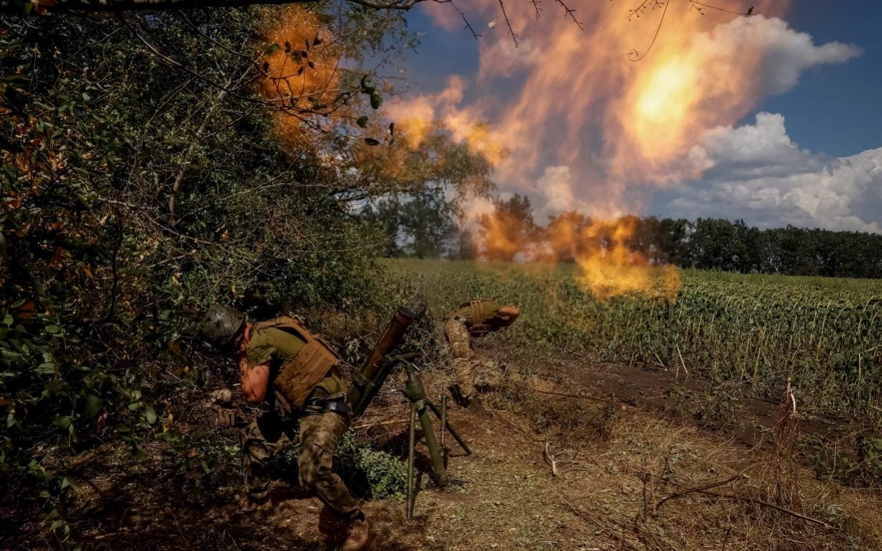 Binh sĩ Ukraine sử dụng súng cối trong xung đột với Nga.