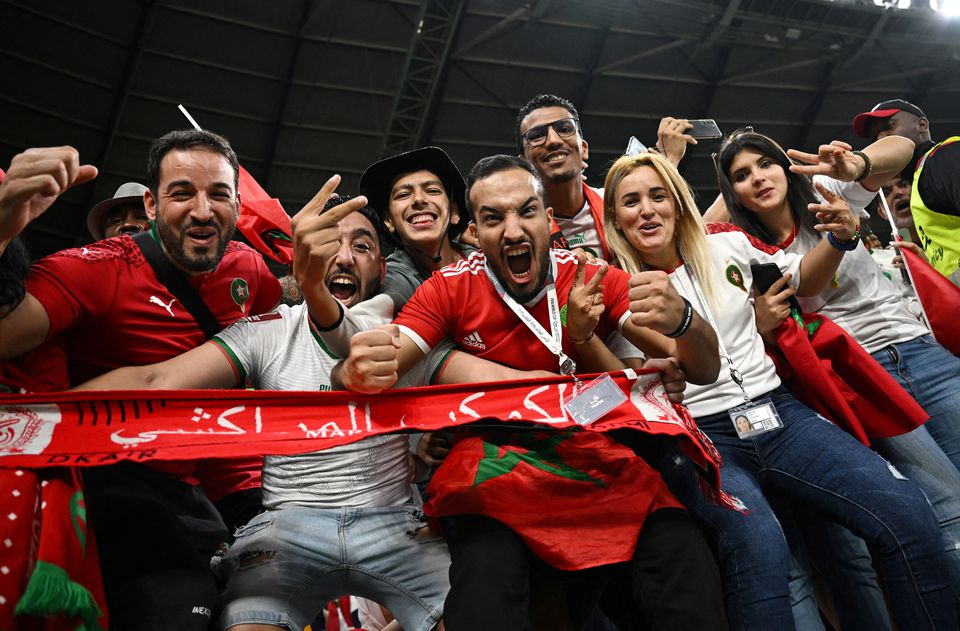 Cổ động viên Morocco đem lại bầu không khí bóng đá cuồng nhiệt trên khán đài ở trận Morocco - Tây Ban Nha tối 6/12. Ảnh: Reuters
