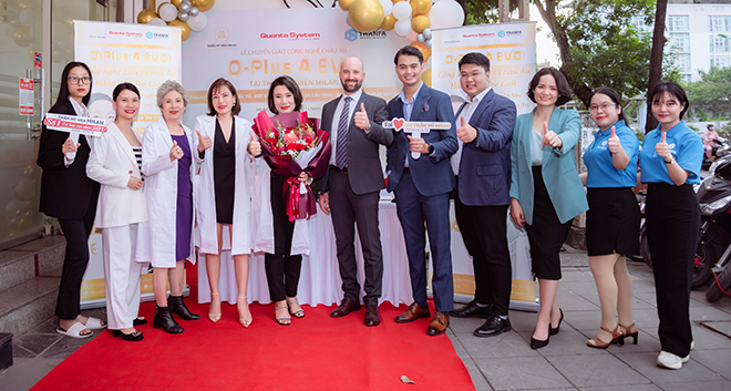 Đội ngũ nhân sự Thẩm mỹ viện MILAN và TRANFA chụp ảnh kỷ niệm tại sự kiện.