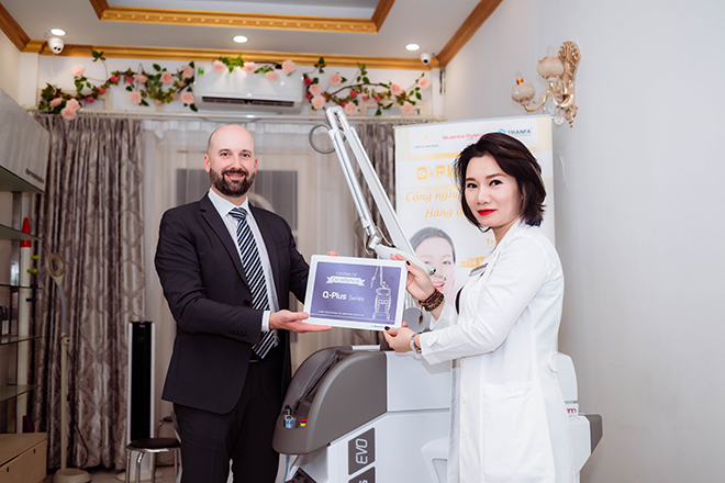 Chị Phạm Thị Tố Ngọc - Phó giám đốc TMV MILAN tiếp nhận chứng nhận sản phẩm Q-PLUS A EVO chính hãng Châu Âu.