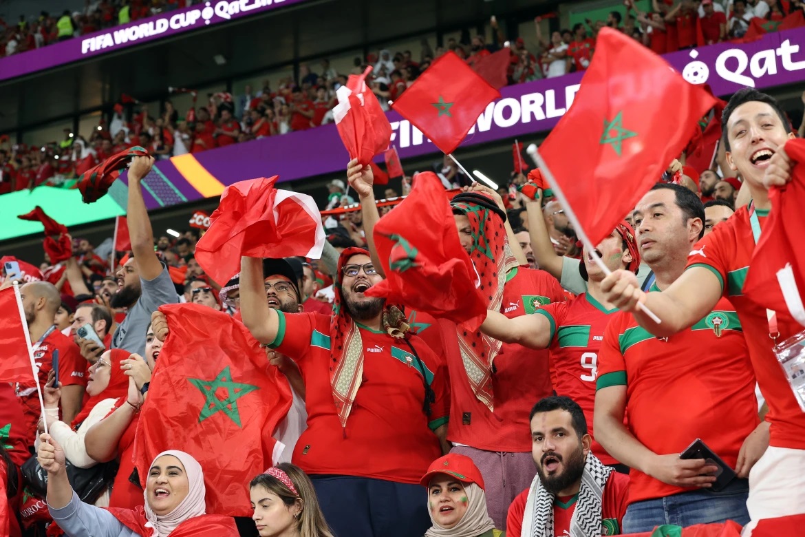 Khi Achraf Hakimi thành công trong lượt đá quyết định, các cổ động viên Morocco đã bùng nổ cảm xúc. Họ nhảy cẫng reo hò, ôm chầm lấy nhau và có cả những giọt nước mắt hạnh phúc.&nbsp;