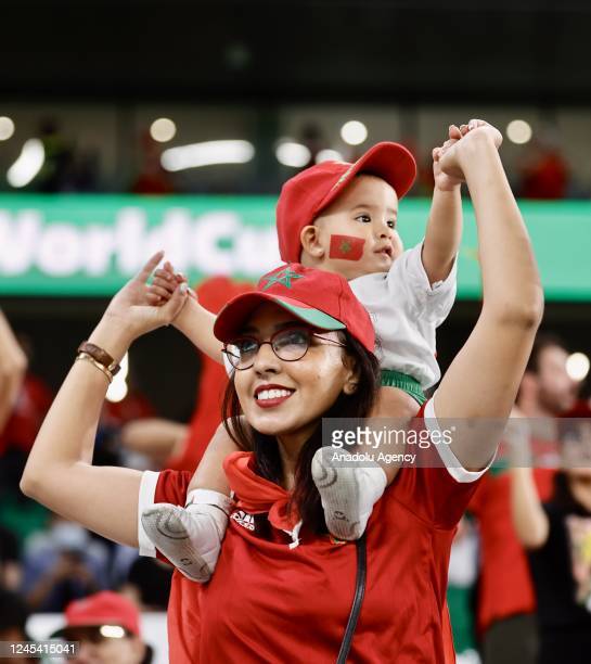 Trong niềm ngất ngây chiến thắng đó, không thể thiếu hình ảnh các nữ cổ động viên xinh đẹp và cuồng nhiệt của Morocco. Họ tới sân vận động với trang phục đội tuyển quốc gia, cầm quốc, tươi cười nhảy múa, khoe sắc trên khán đài sân vận động Education City ở Qatar.