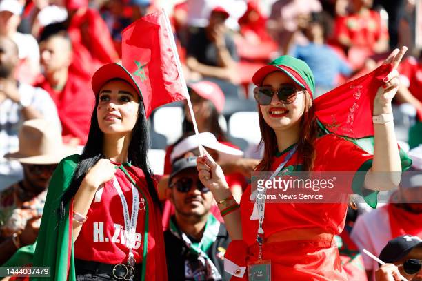 Hai cổ động viên nữ Morocco tươi cười, tạo dáng ở một trận đấu vòng bảng của đội tuyển Morocco