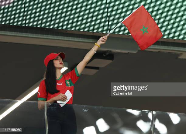 Một cổ động viên nữ giơ cao quốc kỳ Morocco trong trận Morocco - Tây Ban Nha tối 6/12