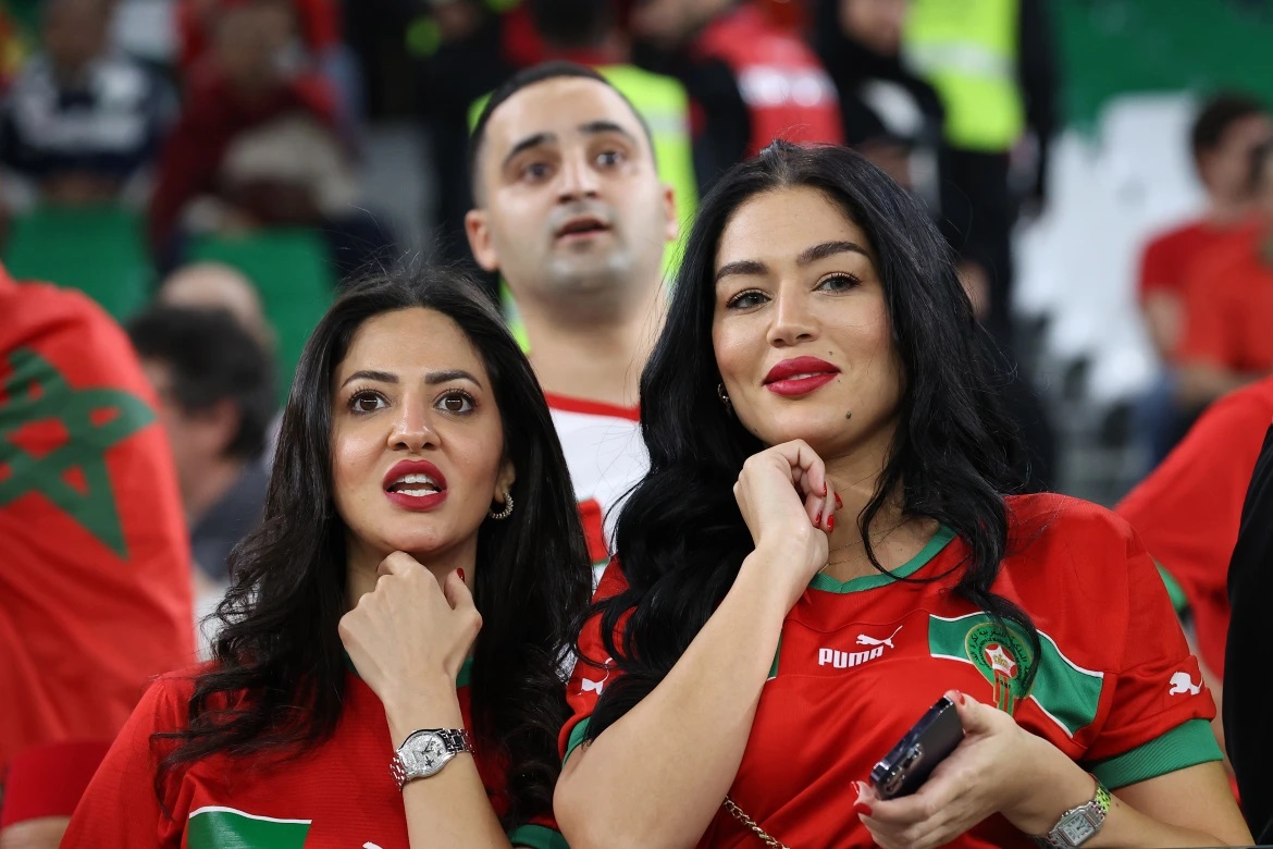 Anass Boumlek, một cổ động viên 26 tuổi của đội tuyển Morocco, cho biết anh rất vui vì chiến thắng lịch sử của đội nhà và chiến thắng này "thuộc về tất cả mọi người đã cổ vũ cho Morocco". "Chiến thắng này thuộc về những người hâm mộ trên khán đài, huấn luyện viên, cầu thủ và tất cả các nhân viên. Chúng tôi trao chiến thắng này cho tất cả mọi người đã ủng hộ đội tuyển: Tất cả người Ả Rập, người châu Phi và những người mang quốc tịch khác ủng hộ Morocco", Boumlek chia sẻ.