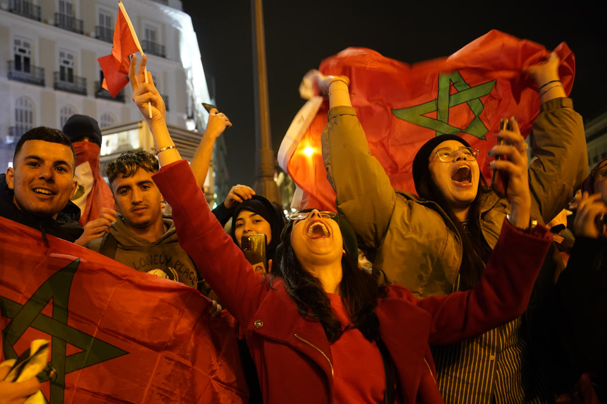 Bên ngoài sân vận động, hàng trăm cổ động viên Morocco đã tụ tập để hát quốc ca và những bài hát về bóng đá, tạo dáng vui nhộn trước ống kính và không hề có ý định rời đi dù trận đấu đã kết thúc.&nbsp;