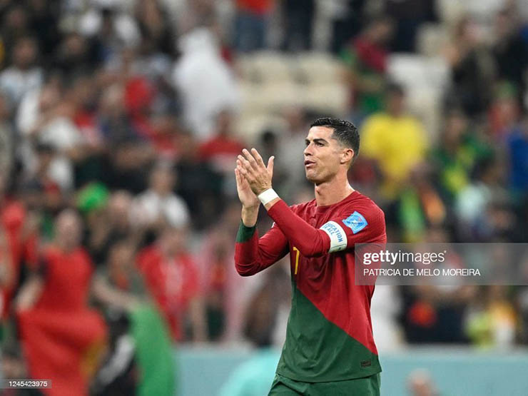 Ronaldo vỗ tay cảm ơn CĐV rồi nhanh chóng rời khỏi sân
