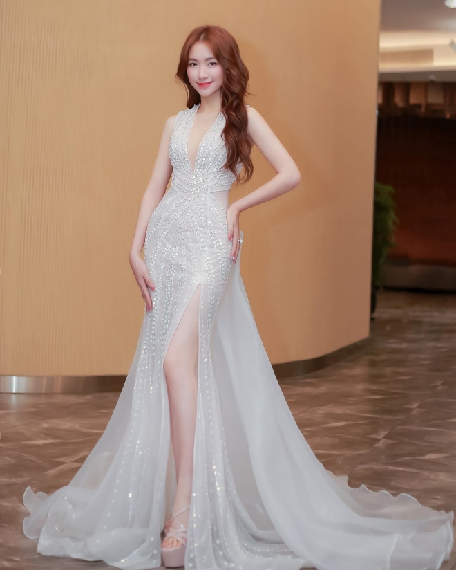 Hòa Minzy ngày càng xinh đẹp, gợi cảm 