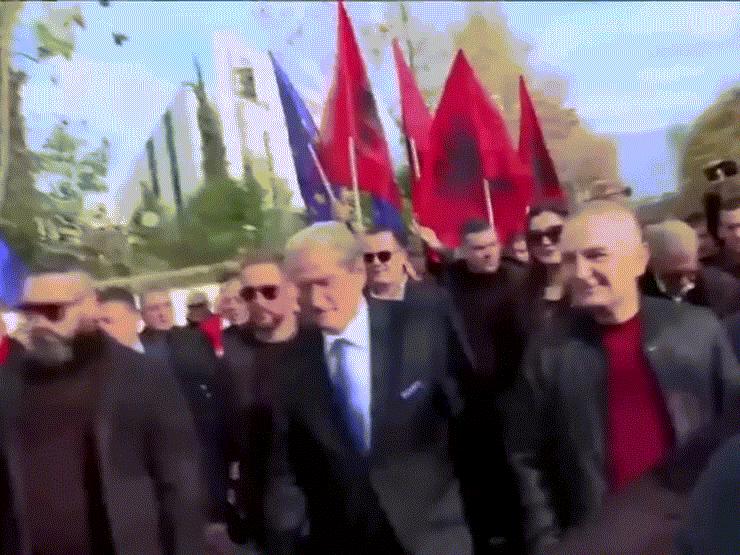 Thế giới - Albania: Cựu Tổng thống bị đấm tím mặt trên phố khi đang biểu tình