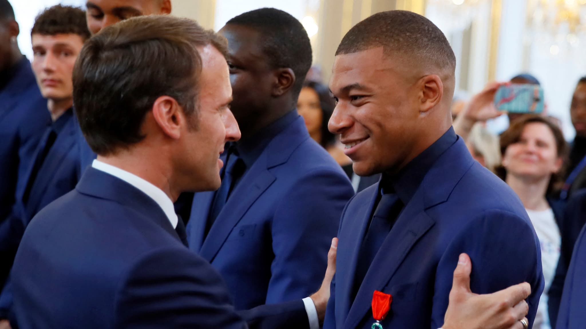 Ông Macron từng gọi điện thuyết phục ngôi sao Kylian Mbappe ở lại Pháp thi đấu cho CLB PSG thay vì sang Real Madrid.