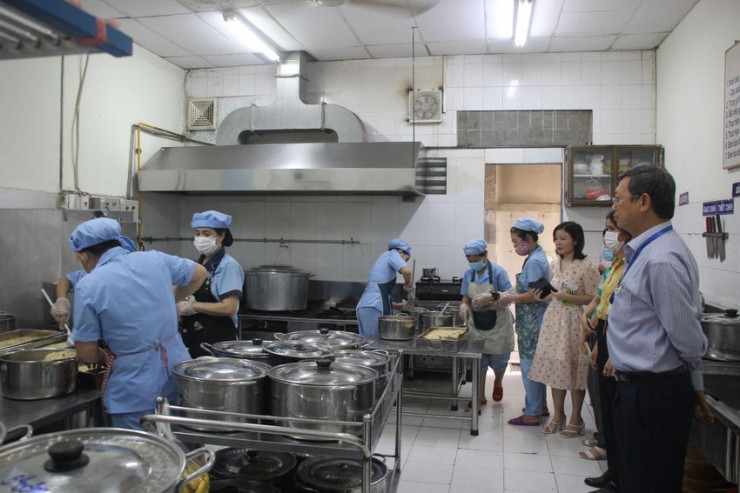 Ông Trịnh Vĩnh Thanh (bìa phải), Trưởng phòng GD&amp;ĐT quận Gò Vấp cùng đoàn công tác kiểm tra bếp ăn bán trú tại Trường Tiểu học Nguyễn Thị Minh Khai. Ảnh: HP