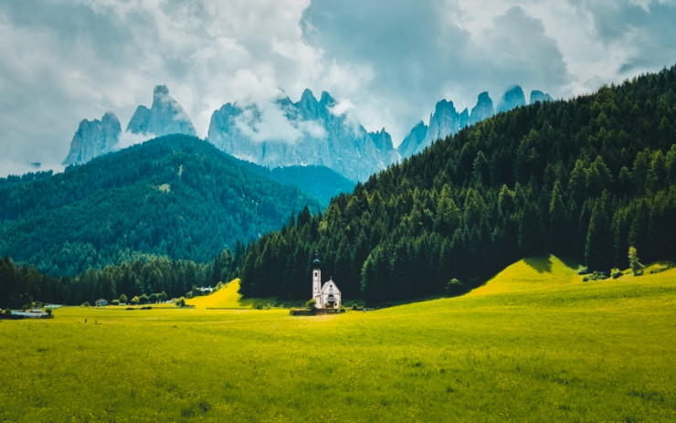 Nhà thờ Santa Maddalena, Val di Funes là một điểm đến được yêu thích với hướng nhìn về khối núi Odle.