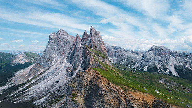 Luôn có cáp treo đi lên đỉnh núi Seceda, dọc đường đi du khách được chiêm ngưỡng khung cảnh hùng vĩ và tuyệt đẹp của những dãy núi.