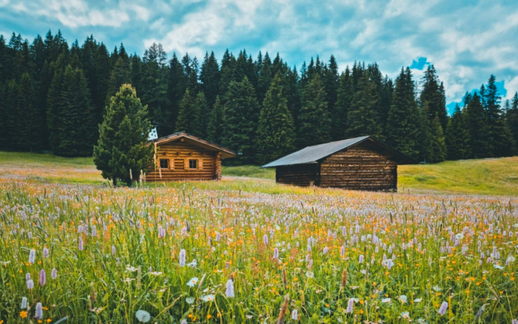 Vùng núi Alpe di Siusi nơi có đồng cỏ Seiser Alm cao và rộng nhất Châu Âu. Nếu bạn là người đam mê trekking và trượt tuyết, hay muốn thoả mãn niềm đam mê nhiếp ảnh thì Seiser Alm sẽ là điểm đến lý tưởng. 