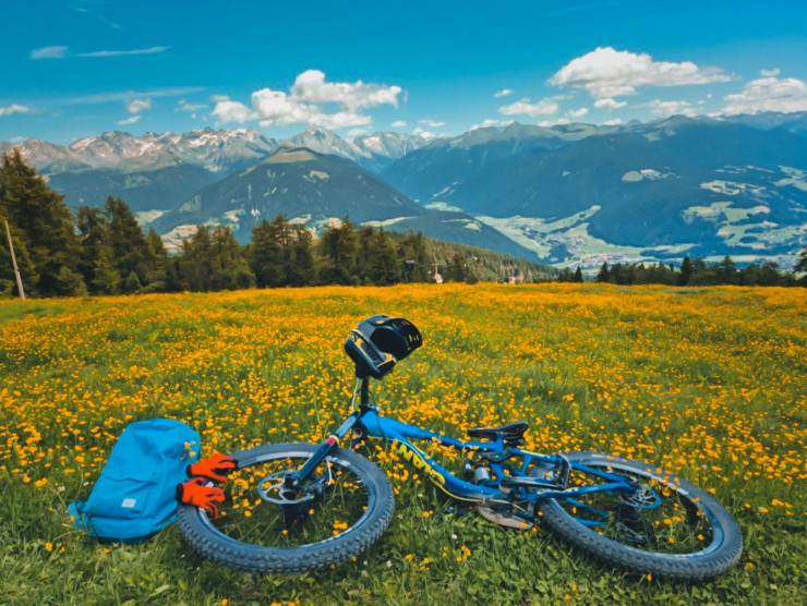 Nếu có thời gian, du khách có thể trải nghiệm môn xe đạp đổ đèo. Ở Dolomites các bạn có thể thuê xe đạp rồi đi cáp treo lên đỉnh rồi... lao xuống. Hệ thống cáp treo ở đây đều có cabin dành cho xe đạp.