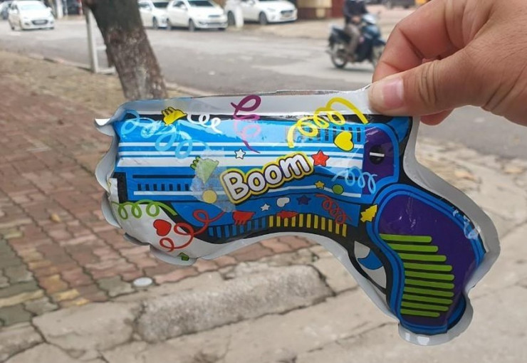 Khẩu súng đồ chơi xì hơi khiến một số em học sinh phải nhập viện. Ảnh: N. Xuân