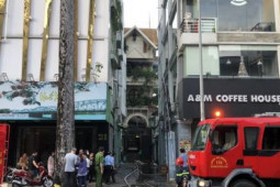 Tin tức trong ngày - Cháy nhà 3 lầu ở quận 3, 10 xe chữa cháy tới hiện trường