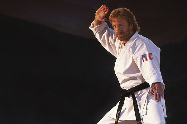 Chuck Norris từng là võ sư karate nổi tiếng trước khi bén duyên điện ảnh.