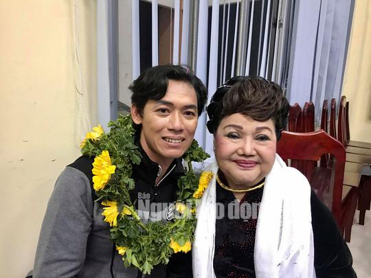 NSND Ngọc Giàu và Nguyễn Chí Tâm trong đêm chung kết cuộc thi "Tài tử miệt vườn" năm 2019