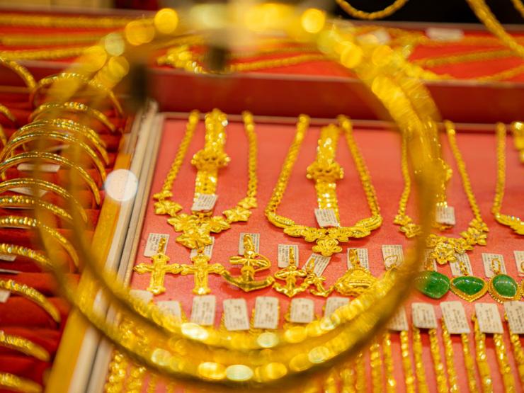 Kinh doanh - Giá vàng hôm nay 8/12: Bật tăng, "ông lớn" mạnh tay gom vàng