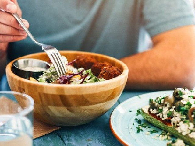 Ăn nhiều rau, ngũ cốc và hạt giúp giảm ung thư ruột ở nam giới