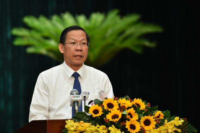 Chủ tịch UBND TP HCM Phan Văn Mãi đăng đàn trả lời chất vấn đại biểu tại kỳ họp chiều 8-12; Ảnh: Tấn Thạnh