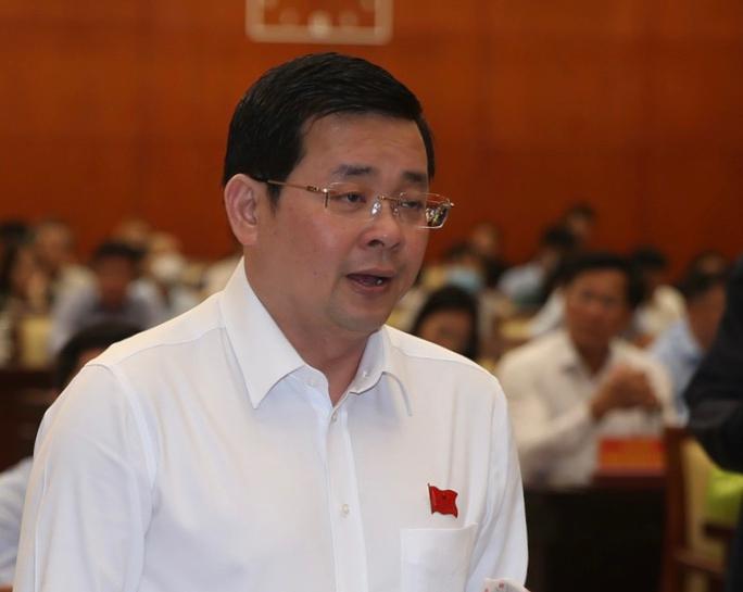 Giám đốc Sở Tài nguyên và Môi trường Nguyễn Toàn Thắng thông tin về tình hình triển khai các dự án trên địa bàn thành phố tại kỳ họp; Ảnh: Nguyễn Phan