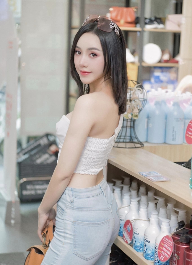 Hot girl có gương mặt nữ tính, trẻ trung và hiền dịu. Ngoài ra, cô còn sở hữu hình thể cân đối, làn da trắng mịn màng.&nbsp;
