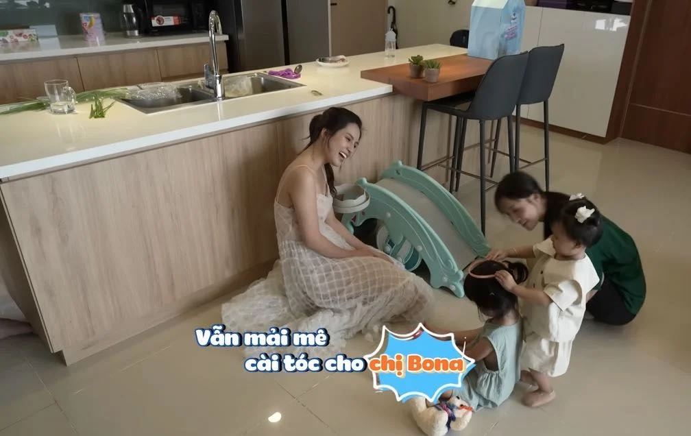 Thiên An diện kiểu váy được thiết kế khá cầu kì và điệu đà đến nhà bạn thân, nhưng bị nhận xét chưa phù hợp và có phần bất tiện.