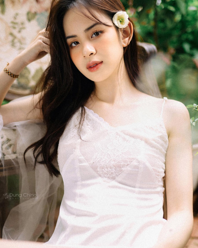 Nguyễn Hương Liên (sinh năm 2003) là một hot girl mới nổi, sở hữu lượt theo dõi cao trên Facebook và Instagram. 
