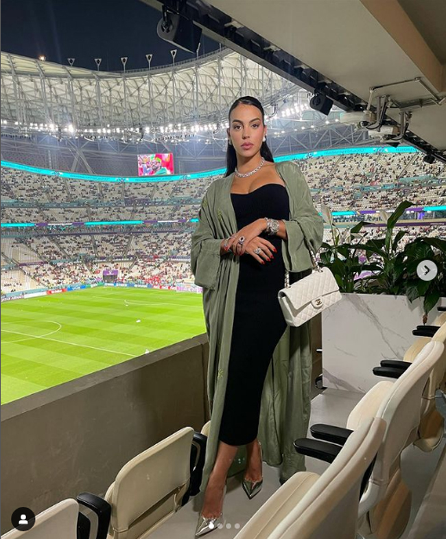 Khi tới sân vận động cổ vũ, bạn gái Ronaldo diện váy dài có thiết kế cúp ngực. Vì vậy cô khéo léo khoác thêm một chiếc áo choàng dài bên ngoài.
