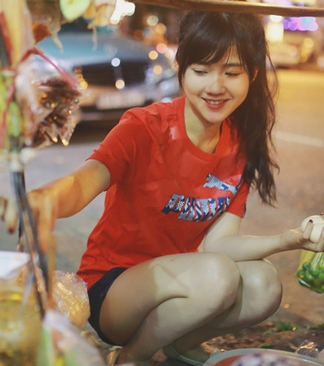 Nguyễn Hoàng Kiều Trinh (hay còn gọi là Kiều Trinh Xíu) được biết đến với vẻ ngoài ngọt ngào. Sau hình ảnh đi mua bánh tráng trộn, cô nhanh chóng được mọi người biết đến và đặt cho biệt danh “hot girl trà sữa”.
