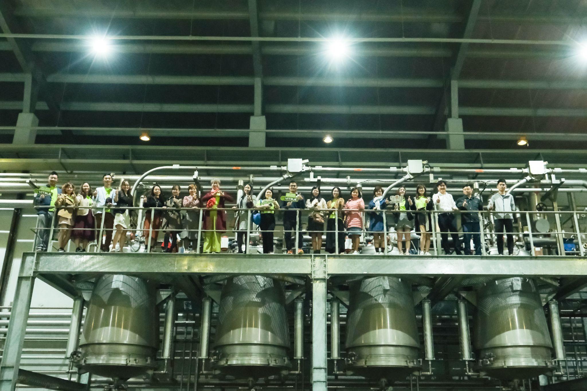 Nhiều vị khách thừa nhận, lần đầu tiên họ được tận mắt chứng kiến nhà máy chiết xuất thảo dược mang tầm quốc tế.