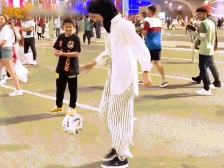 Thế giới - Cô gái quấn khăn trùm đầu "làm xiếc" với trái bóng gây sốt ở Qatar