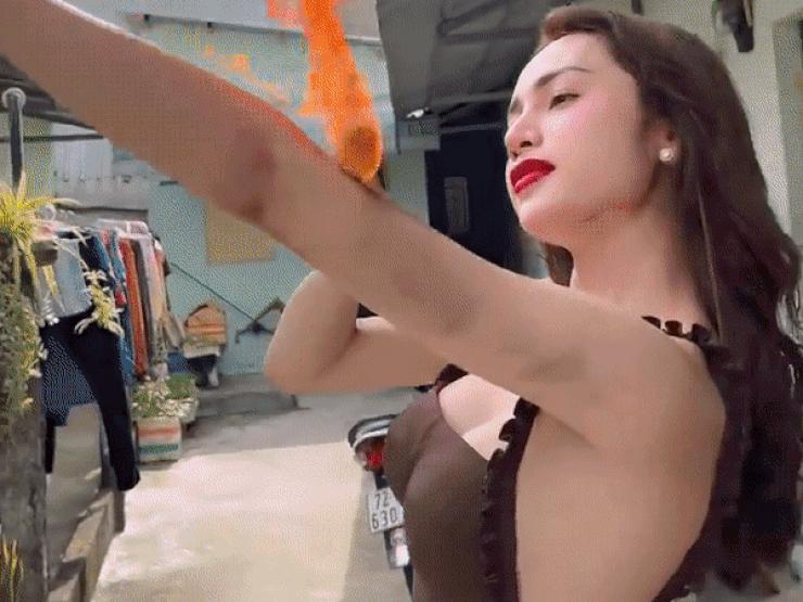 Giải trí - Người đẹp Tiền Giang biểu diễn múa lửa "gây sốt", dân mạng chỉ chú ý đến điều này