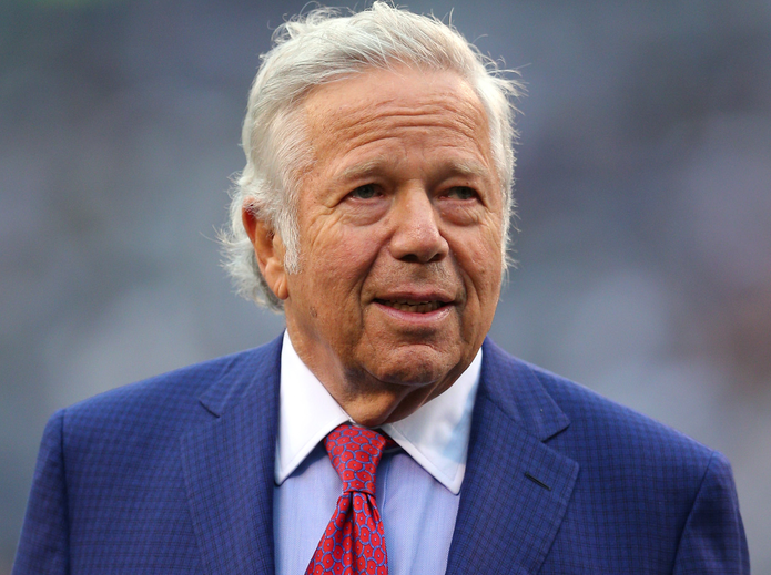 Làm thế nào để doanh nhân U90 vẫn "sung sức" kết hôn với người vợ kém 34 tuổi? - 1