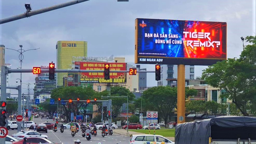 Xuất hiện ngay “vị trí kim cương” tại chân cầu Rồng, thành phố Đà Nẵng, câu hỏi lớn về sự kiện Tiger Remix năm nay thu hút sự chú ý của người qua đường? Liệu năm nay sự kiện có càn quét qua miền Trung không?