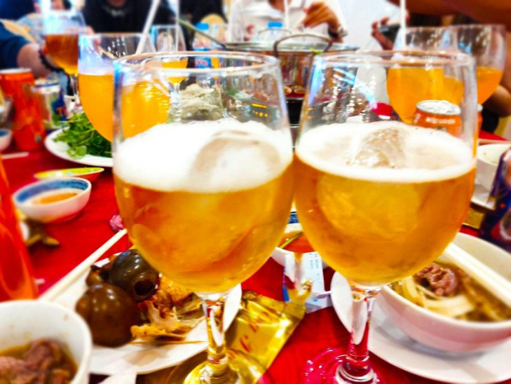 Cắt giảm rượu bia là một trong những cách giúp giảm nguy cơ ung thư. Ảnh: NHẬT LINH
