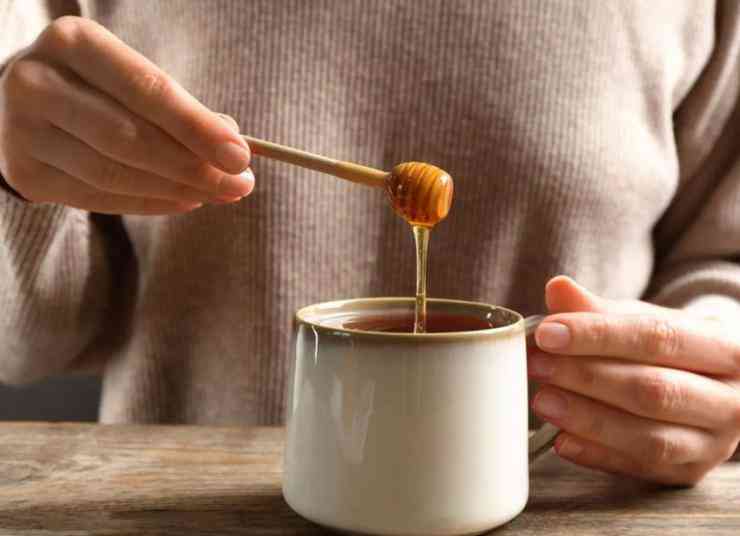 Một trong những cách trị ho tại nhà hiệu quả nhất là trà với mật ong và gừng. Ảnh: Shutterstock