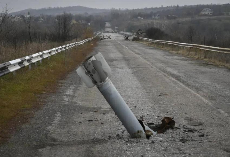 Đuôi của tên lửa trên một con đường gần ngôi làng Zakitne, Ukraine vào tháng 11-2022. Ảnh: AP
