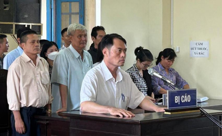 Bị cáo Nguyễn Hữu Quảng và những người có quyền lợi, nghĩa vụ liên quan tại phiên sơ thẩm. Ảnh: VŨ LONG