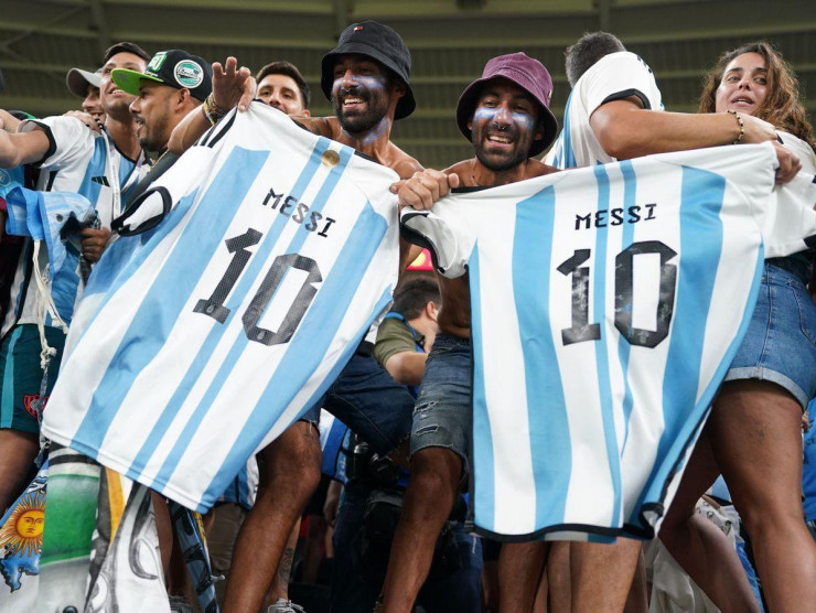 Người hâm mộ hạnh phúc với chiếc áo số 10 của Messi. (Ảnh: Getty Images)
