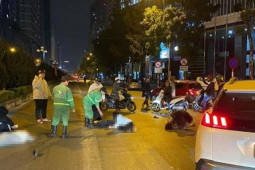 Tin tức trong ngày - Nữ tài xế lái ô tô tông văng 3 người trong đêm ở Hà Nội